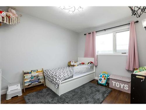 1022 14 Street North, Lethbridge, AB - Indoor Photo Showing Bedroom