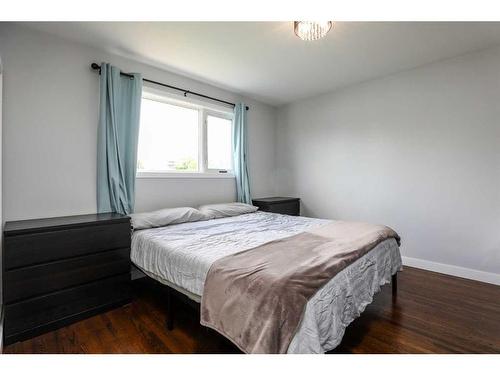 1022 14 Street North, Lethbridge, AB - Indoor Photo Showing Bedroom