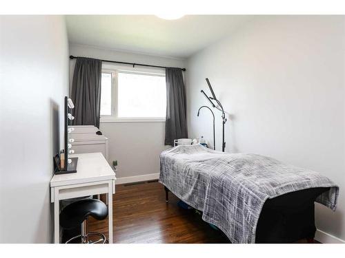 1022 14 Street North, Lethbridge, AB - Indoor Photo Showing Bedroom