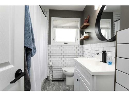 1022 14 Street North, Lethbridge, AB - Indoor Photo Showing Bathroom