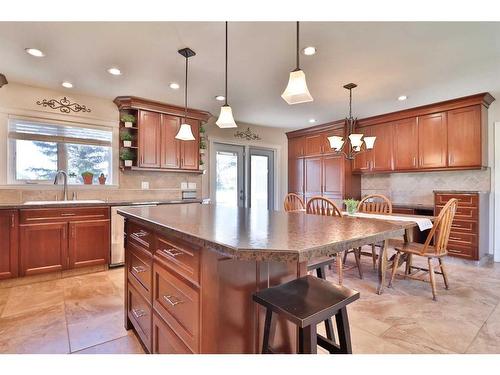 122 1 Avenue, Stirling, AB - Indoor Photo Showing Kitchen With Upgraded Kitchen