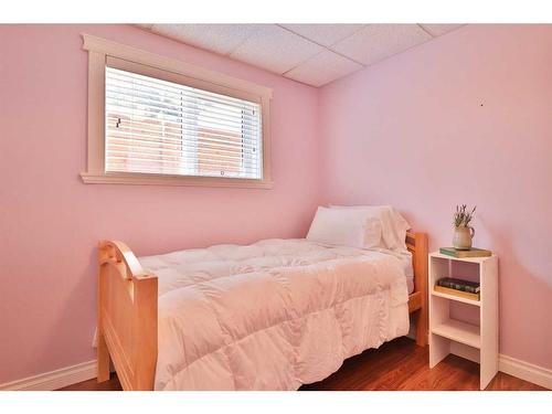 122 1 Avenue, Stirling, AB - Indoor Photo Showing Bedroom