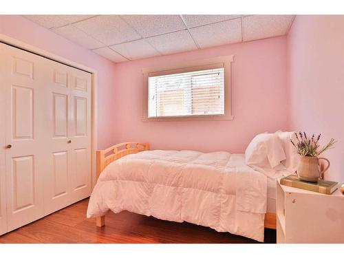 122 1 Avenue, Stirling, AB - Indoor Photo Showing Bedroom