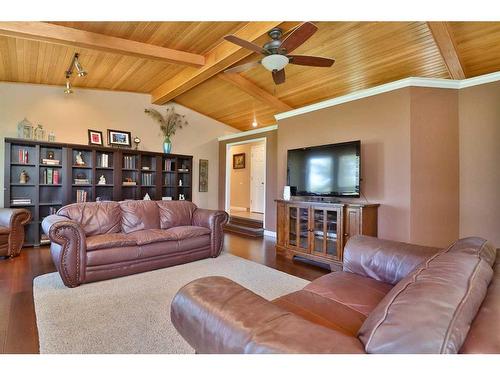 122 1 Avenue, Stirling, AB - Indoor Photo Showing Living Room