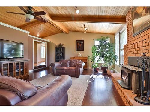 122 1 Avenue, Stirling, AB - Indoor Photo Showing Living Room