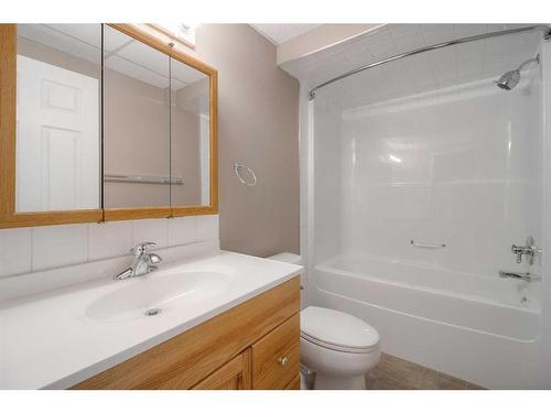 366 Fairmont Boulevard South, Lethbridge, AB - Indoor Photo Showing Bathroom