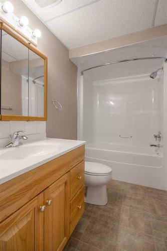 366 Fairmont Boulevard South, Lethbridge, AB - Indoor Photo Showing Bathroom