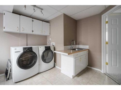 366 Fairmont Boulevard South, Lethbridge, AB - Indoor Photo Showing Laundry Room