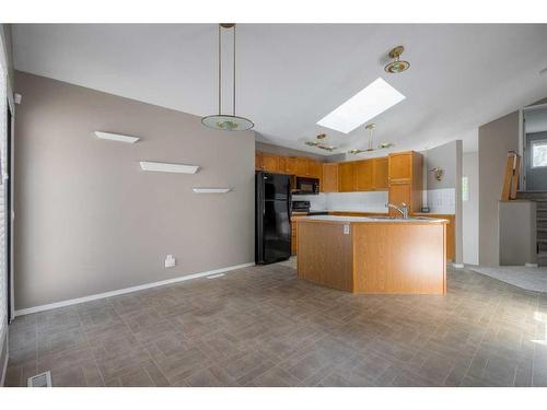 366 Fairmont Boulevard South, Lethbridge, AB - Indoor Photo Showing Kitchen