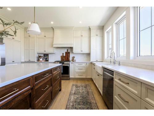 363 Church Avenue, Raymond, AB - Indoor Photo Showing Kitchen With Upgraded Kitchen