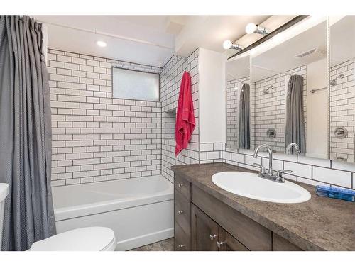 2510 14 Avenue South, Lethbridge, AB - Indoor Photo Showing Bathroom