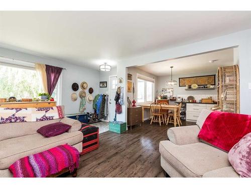 2510 14 Avenue South, Lethbridge, AB - Indoor Photo Showing Living Room