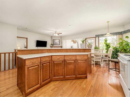 16-50 Fairmont Boulevard South, Lethbridge, AB - Indoor Photo Showing Kitchen