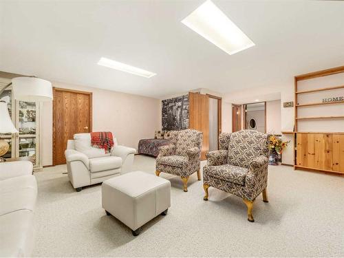 16-50 Fairmont Boulevard South, Lethbridge, AB - Indoor Photo Showing Living Room