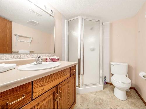 16-50 Fairmont Boulevard South, Lethbridge, AB - Indoor Photo Showing Bathroom