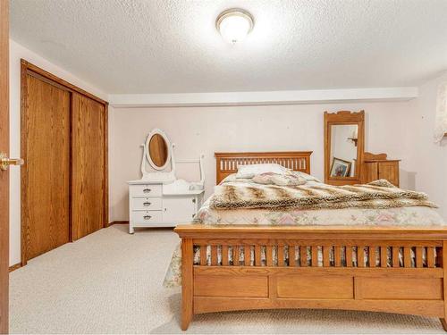 16-50 Fairmont Boulevard South, Lethbridge, AB - Indoor Photo Showing Bedroom