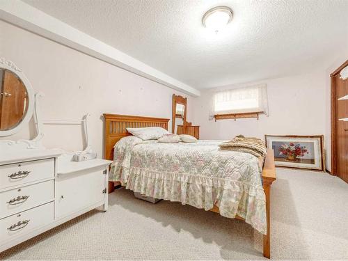 16-50 Fairmont Boulevard South, Lethbridge, AB - Indoor Photo Showing Bedroom