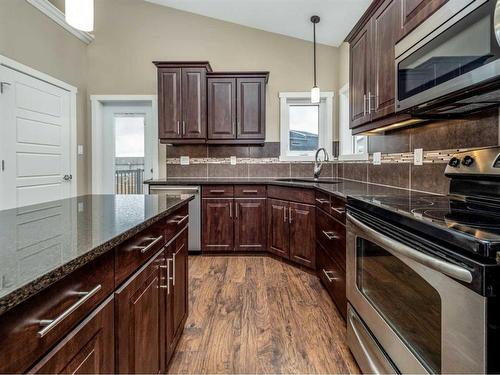 38 Country Meadows Boulevard West, Lethbridge, AB - Indoor Photo Showing Kitchen