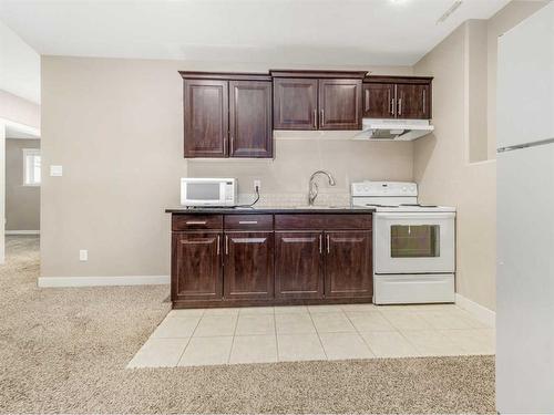 38 Country Meadows Boulevard West, Lethbridge, AB - Indoor Photo Showing Kitchen