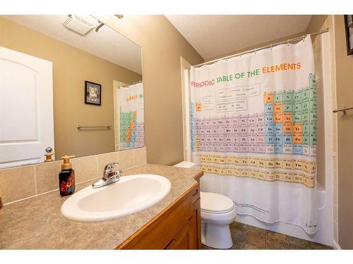 382 Heritage Boulevard West, Lethbridge, AB - Indoor Photo Showing Bathroom