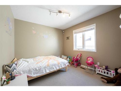 382 Heritage Boulevard West, Lethbridge, AB - Indoor Photo Showing Bedroom