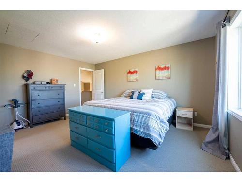 382 Heritage Boulevard West, Lethbridge, AB - Indoor Photo Showing Bedroom