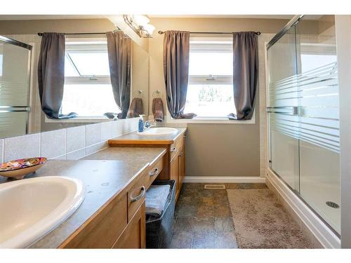 382 Heritage Boulevard West, Lethbridge, AB - Indoor Photo Showing Bathroom