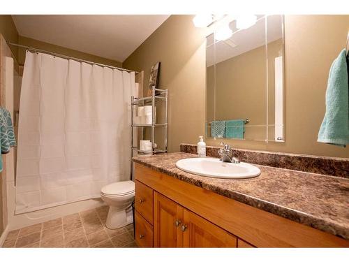 382 Heritage Boulevard West, Lethbridge, AB - Indoor Photo Showing Bathroom