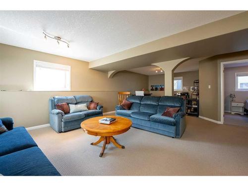 382 Heritage Boulevard West, Lethbridge, AB - Indoor Photo Showing Living Room