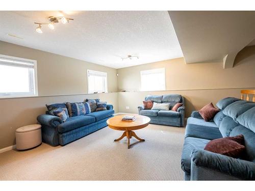 382 Heritage Boulevard West, Lethbridge, AB - Indoor Photo Showing Living Room