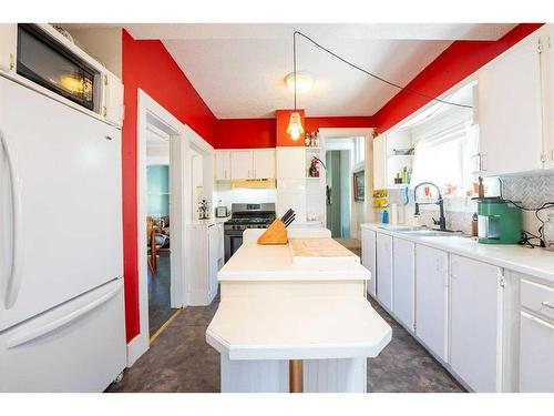 347 18 Street, Fort Macleod, AB - Indoor Photo Showing Kitchen