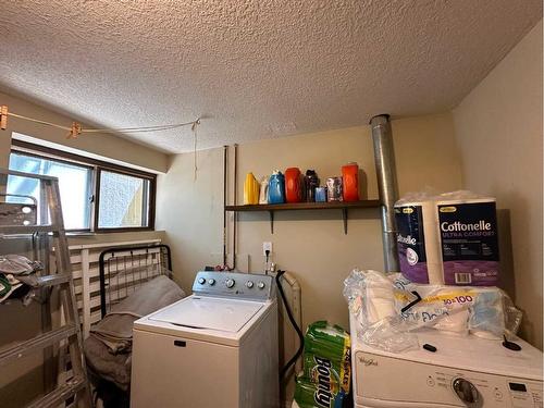 213 Stafford Bay North, Lethbridge, AB - Indoor Photo Showing Laundry Room