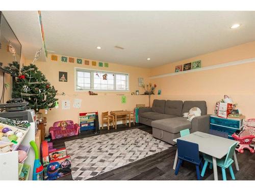 96 Chilcotin Road West, Lethbridge, AB - Indoor Photo Showing Living Room