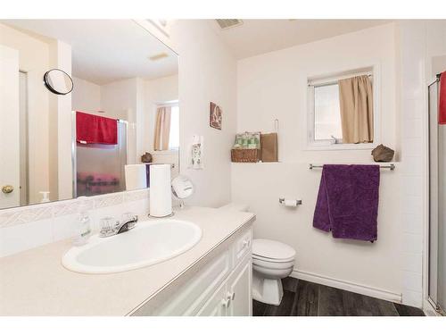 96 Chilcotin Road West, Lethbridge, AB - Indoor Photo Showing Bathroom