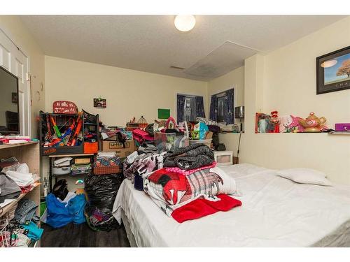 96 Chilcotin Road West, Lethbridge, AB - Indoor Photo Showing Bedroom