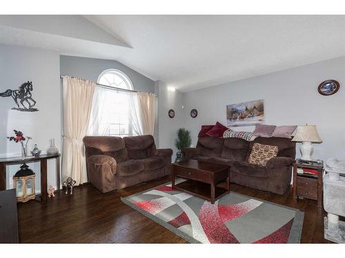 96 Chilcotin Road West, Lethbridge, AB - Indoor Photo Showing Living Room