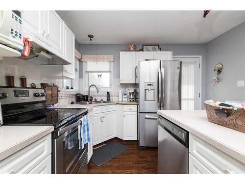 96 Chilcotin Road West, Lethbridge, AB - Indoor Photo Showing Kitchen With Double Sink With Upgraded Kitchen