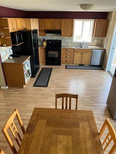 138 Peigan Court West, Lethbridge, AB - Indoor Photo Showing Kitchen With Double Sink