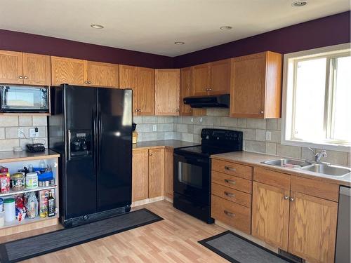 138 Peigan Court West, Lethbridge, AB - Indoor Photo Showing Kitchen With Double Sink