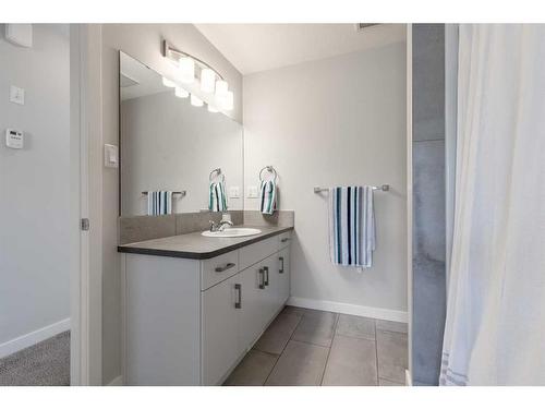 643 Moonlight Lane West, Lethbridge, AB - Indoor Photo Showing Bathroom