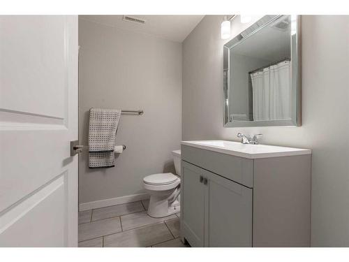 643 Moonlight Lane West, Lethbridge, AB - Indoor Photo Showing Bathroom