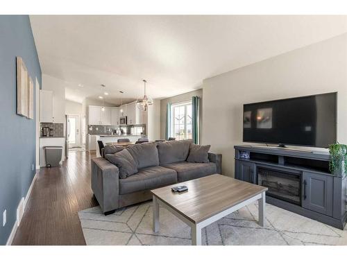 643 Moonlight Lane West, Lethbridge, AB - Indoor Photo Showing Living Room