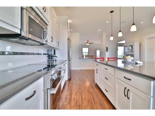 52 Cobblestone Lane, Raymond, AB - Indoor Photo Showing Kitchen With Upgraded Kitchen