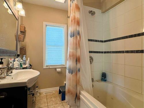 1838 7 Avenue North, Lethbridge, AB - Indoor Photo Showing Bathroom