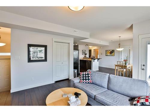 3-189 Silkstone Road West, Lethbridge, AB - Indoor Photo Showing Living Room