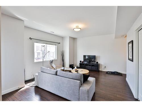 3-189 Silkstone Road West, Lethbridge, AB - Indoor Photo Showing Living Room