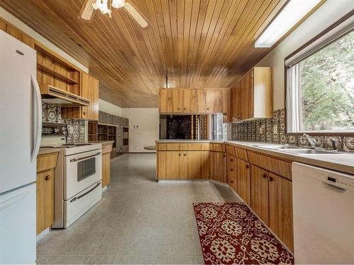 4604 53 Ave., Taber, AB - Indoor Photo Showing Kitchen With Double Sink