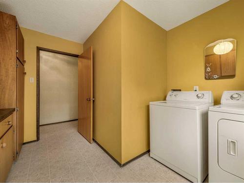 4604 53 Ave., Taber, AB - Indoor Photo Showing Laundry Room