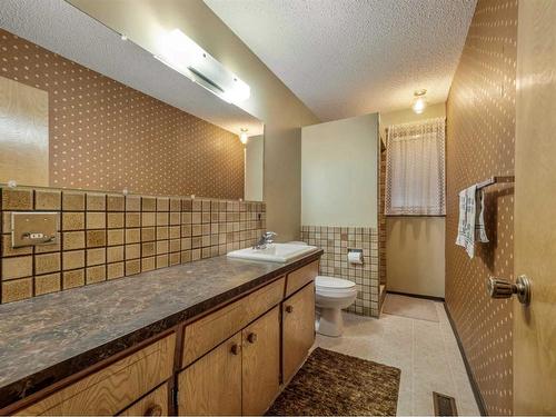 4604 53 Ave., Taber, AB - Indoor Photo Showing Bathroom