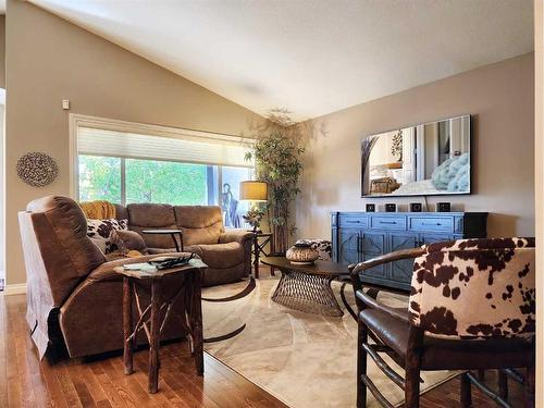 228 Southgate Boulevard South, Lethbridge, AB - Indoor Photo Showing Living Room